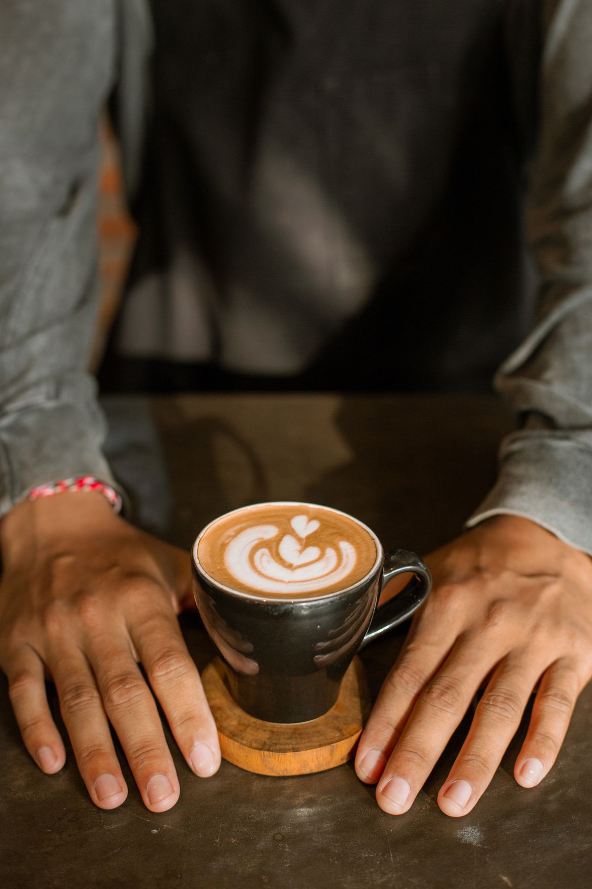カフェでくつろぐ手元