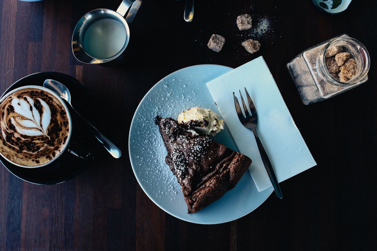 チョコレートケーキとコーヒー